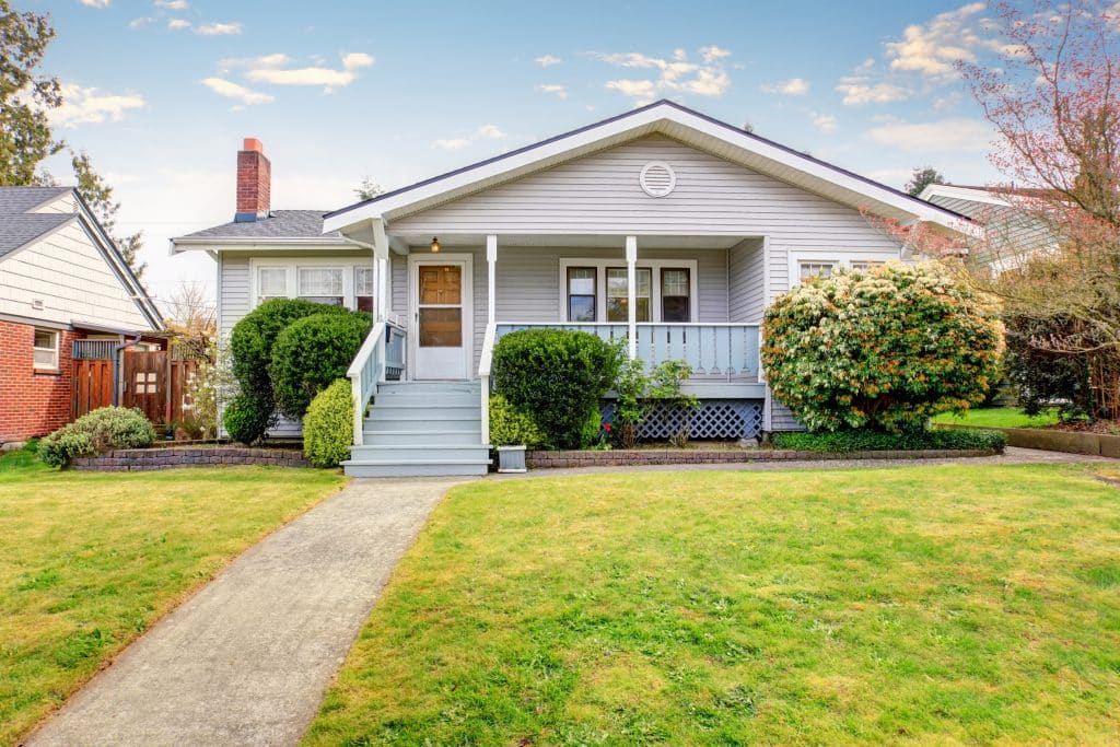 Small,American,Home,With,Light,Exterior,And,A,Large,Grass