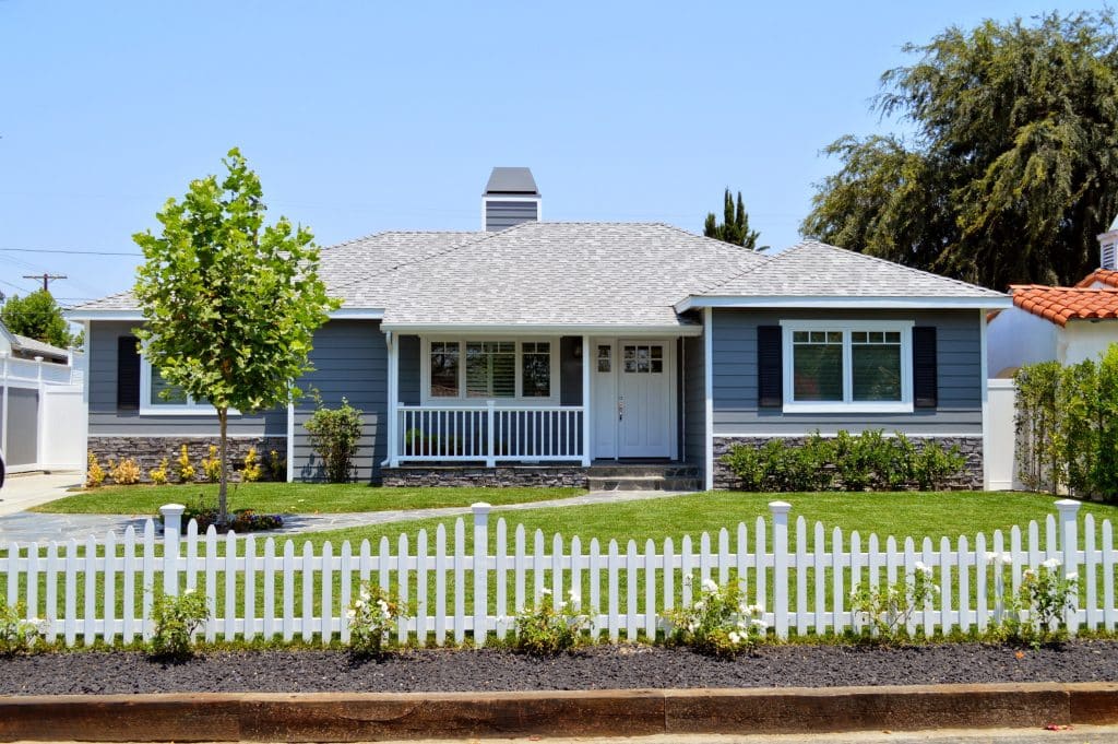 Modern,Custom,Made,Houses,And,Estates,With,Nicely,Landscaped,Front